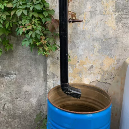 Отвод воды в в пластиковую бочку