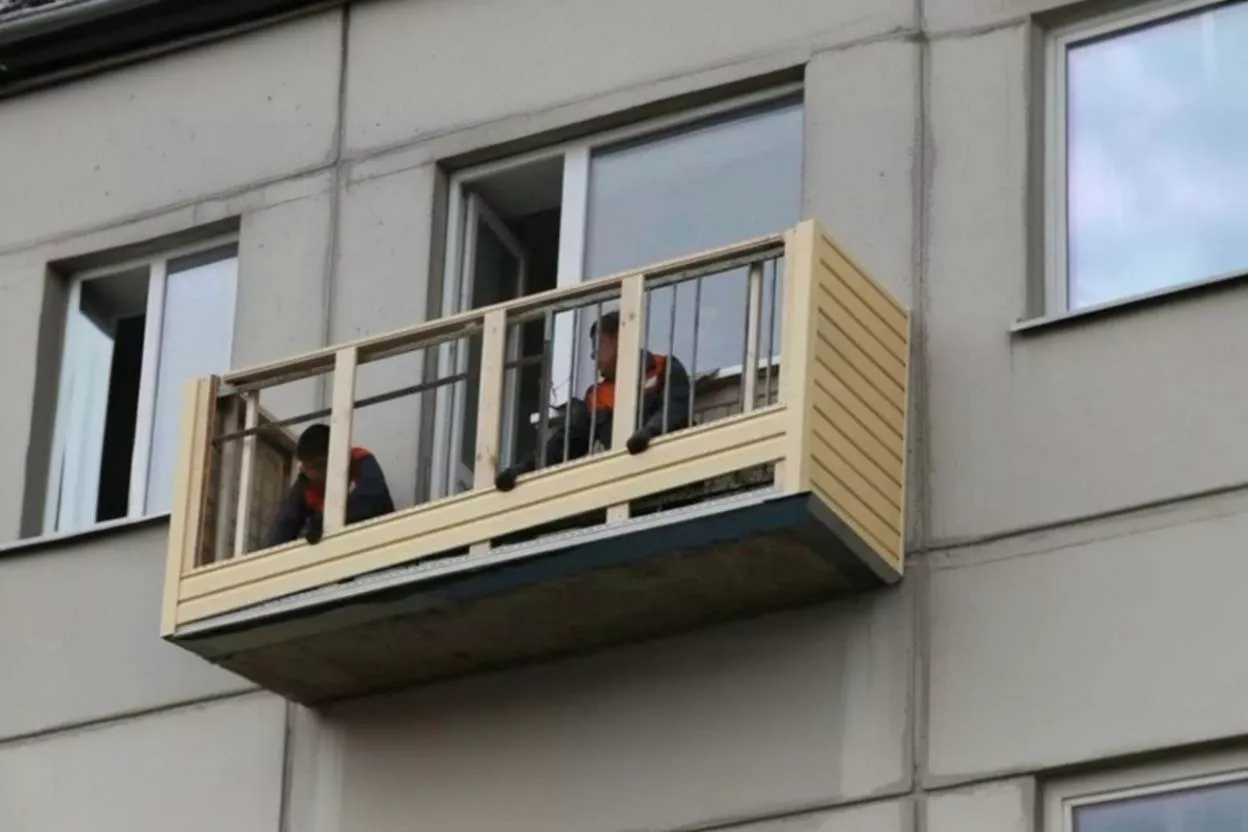 Внешняя обшивка балкона сайдингом