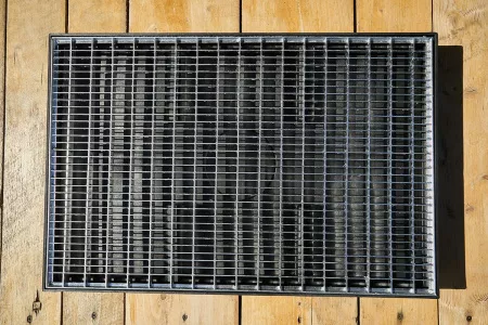 Решетка Gidrolica Step Pro 390х590мм - стальная ячеистая оцинкованная