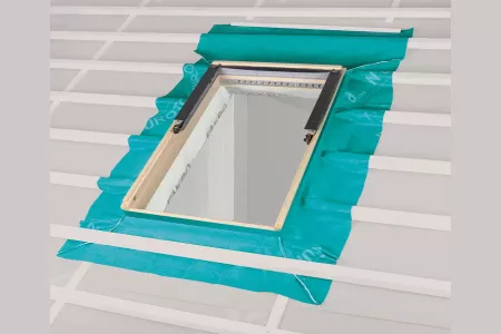 Наружный утепленный гидроизоляционный оклад XDP для мансардных окон FAKRO