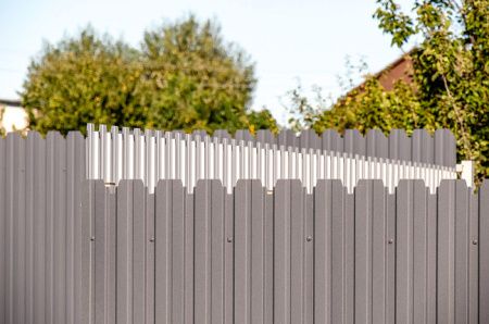 Заборы из европрофиля «ЕвроПрофиль с прямым срезом», покрытие полиэстер